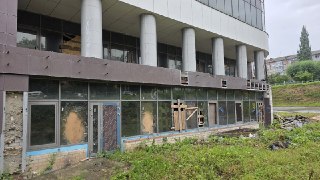 Заброшенный ‘дом-утюг’ во Владимире: Вандализм и запустение